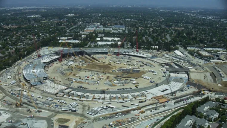 Zdanje Apple Campus 2 koje se gradi u Cupertino-u, Kalifornija,  dobilo je nadimak "svemirski brod" zbog svoje kružne strukture i futurističkog dizajna.