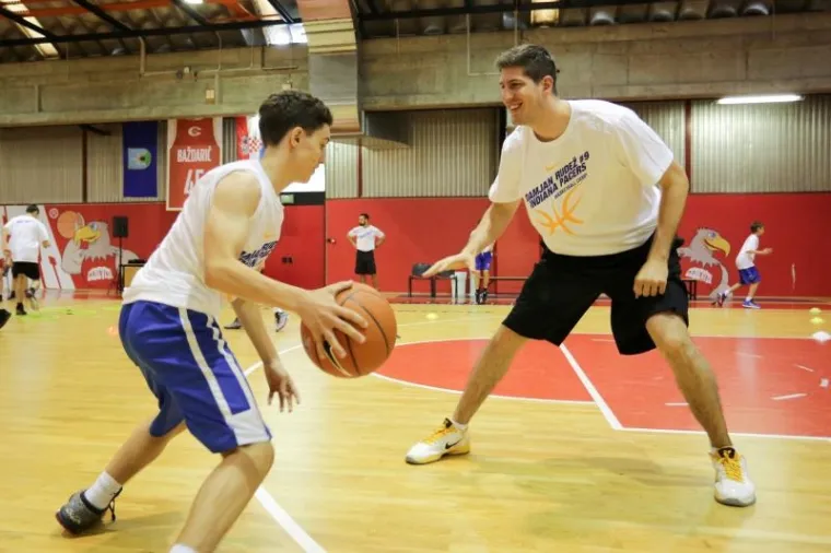 VESELJE ZA DJECU: Ovako izgleda trening sa zvijezdom NBA lige