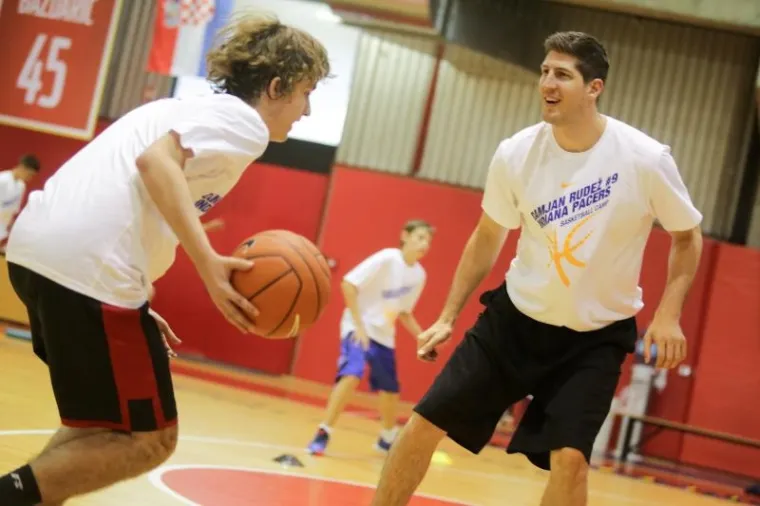 VESELJE ZA DJECU: Ovako izgleda trening sa zvijezdom NBA lige