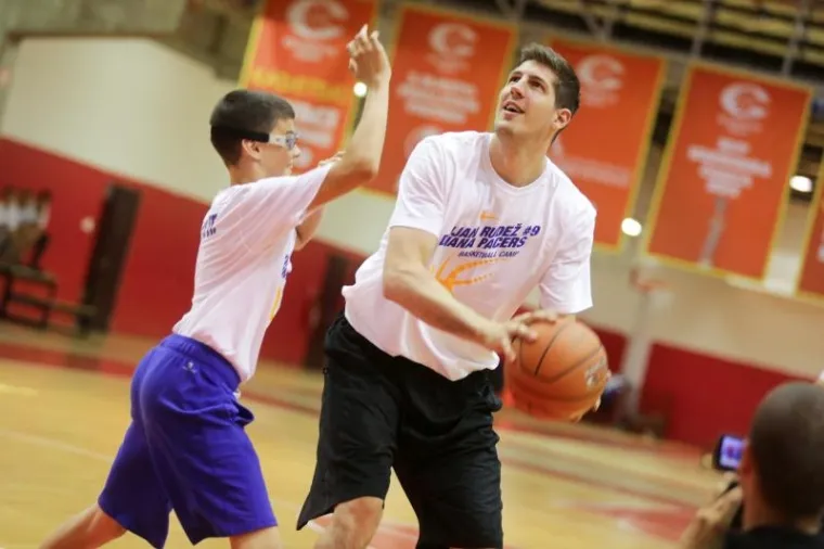 Ko&scaron;arka&scaron; Indiane Damjan Rudež organizirao je kamp za djecu u ko&scaron;arka&scaron;kom centru Cedevite