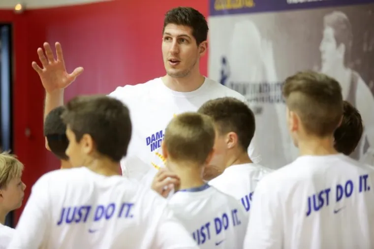 VESELJE ZA DJECU: Ovako izgleda trening sa zvijezdom NBA lige