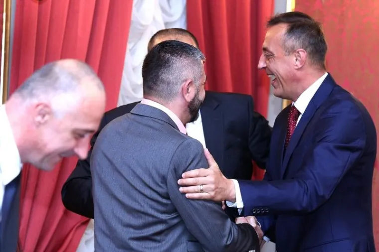 Čestitke u Vladi: Jakovina dobio kćer, kolege ga izljubile i izgrlile