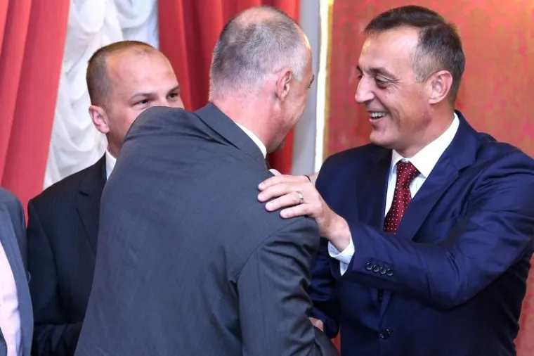 Čestitke u Vladi: Jakovina dobio kćer, kolege ga izljubile i izgrlile