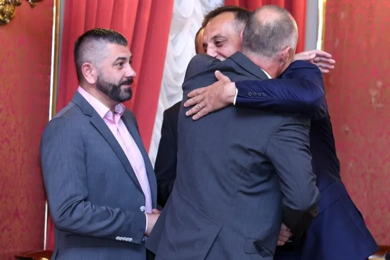 Čestitke u Vladi: Jakovina dobio kćer, kolege ga izljubile i izgrlile