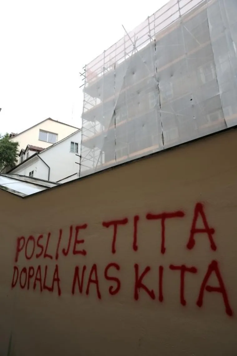 Grafit je nacrtan crvenom bojom.