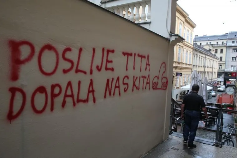 "Poslije Tita dopala nas kita" tekst je grafita.