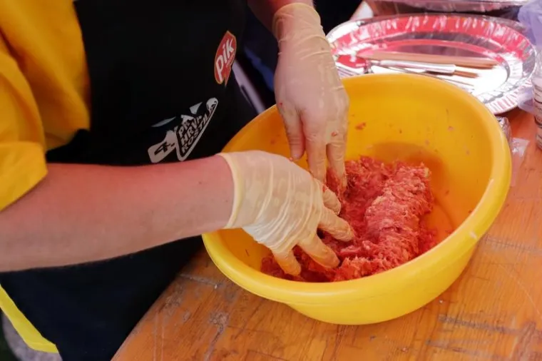 Borba za 'Zlatni ćevap': sve ro&scaron;tiljske majstore na Bundeku zasjenila jedna ljepotica