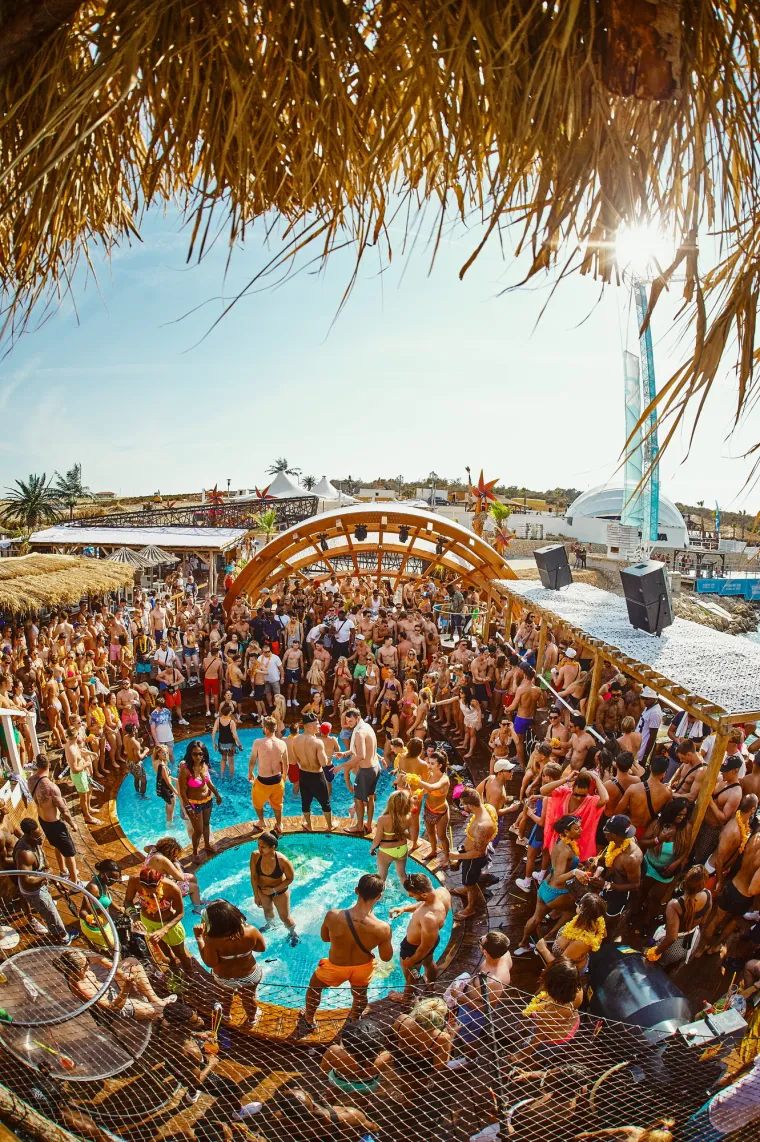 Više od 12 tisuća Britanaca već je tradicionalno okupiralo otok Pag.