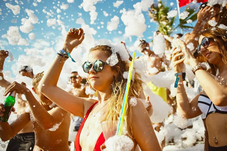 Zrće su i ove godine okupirale ljepotice koje uživaju u noćnim i afterbeach partijima.