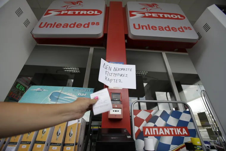 Očajni Grci prazne trgovine, redovi pred bankama i benzinskim postajama