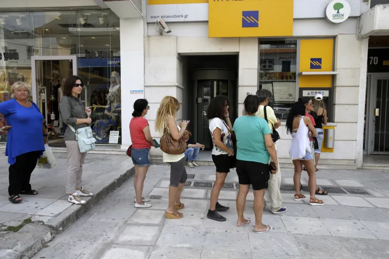 Očajni Grci prazne trgovine, redovi pred bankama i benzinskim postajama