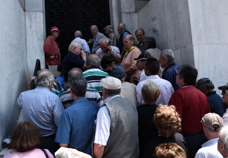 Očajni Grci prazne trgovine, redovi pred bankama i benzinskim postajama