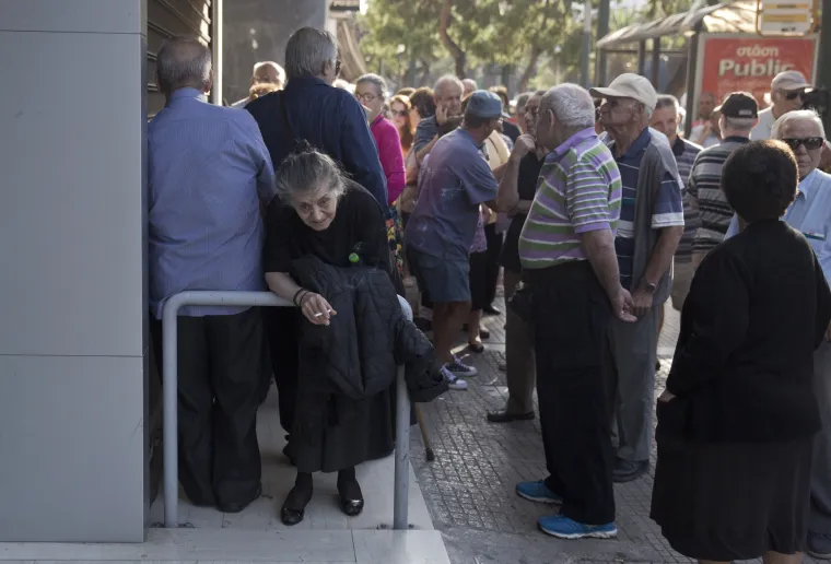 Očajni Grci prazne trgovine, redovi pred bankama i benzinskim postajama