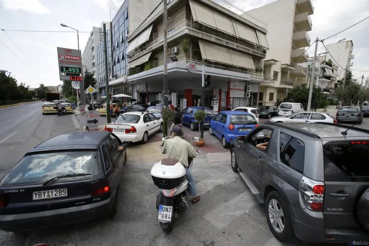Očajni Grci prazne trgovine, redovi pred bankama i benzinskim postajama
