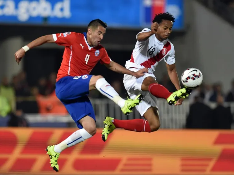 Ludnica u polufinalu Copa Americe. Udaranja, prljavi potezi, crveni karton, sudačke pogre&scaron;ke i finale Čilea. Dugo će se jo&scaron; pričati o ovoj utakmici.