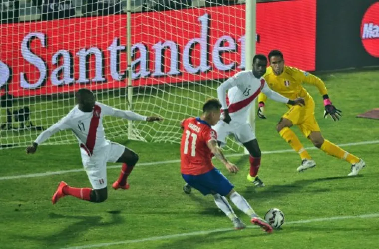 Ludnica u polufinalu Copa Americe. Udaranja, prljavi potezi, crveni karton, sudačke pogre&scaron;ke i finale Čilea. Dugo će se jo&scaron; pričati o ovoj utakmici.