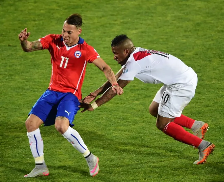 Ako ne može nogama onda i ruke koriste za zaustavljanje igrača.