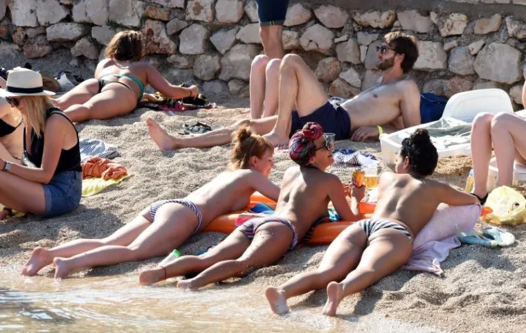 Tisno 'gori: seksi ljepotice okupirale plaže uoči Garden Festivala