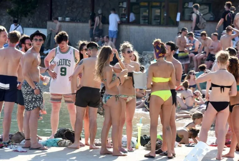 Tisno 'gori: seksi ljepotice okupirale plaže uoči Garden Festivala