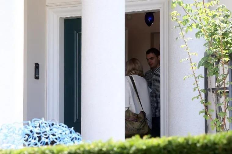 Odvejtnika Sloković ulazi u kuću u kojoj se vr&scaron;e radnje pretresa