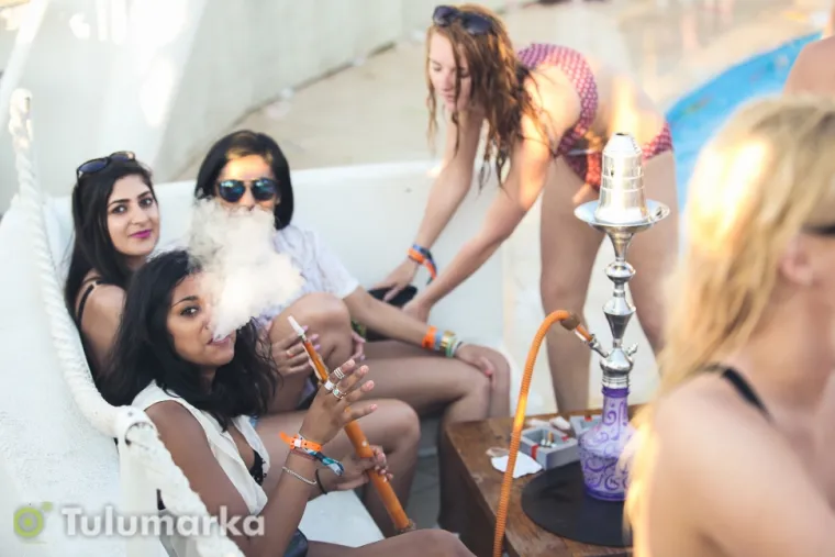 UZAVRELA ATMOSFERA NA ZRĆU: Seksi tijela i ludilo do jutra by Tulumarka.com