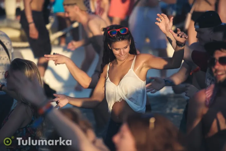 UZAVRELA ATMOSFERA NA ZRĆU: Seksi tijela i ludilo do jutra by Tulumarka.com