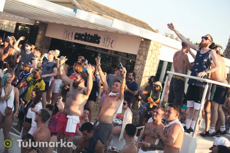 UZAVRELA ATMOSFERA NA ZRĆU: Seksi tijela i ludilo do jutra by Tulumarka.com