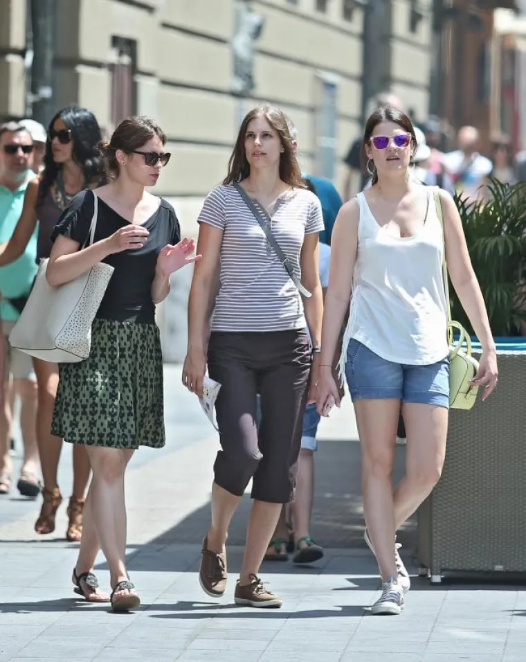 LJETNI STIL: Zagrepčanke mamile poglede u &scaron;etnji na užarenoj &scaron;pici