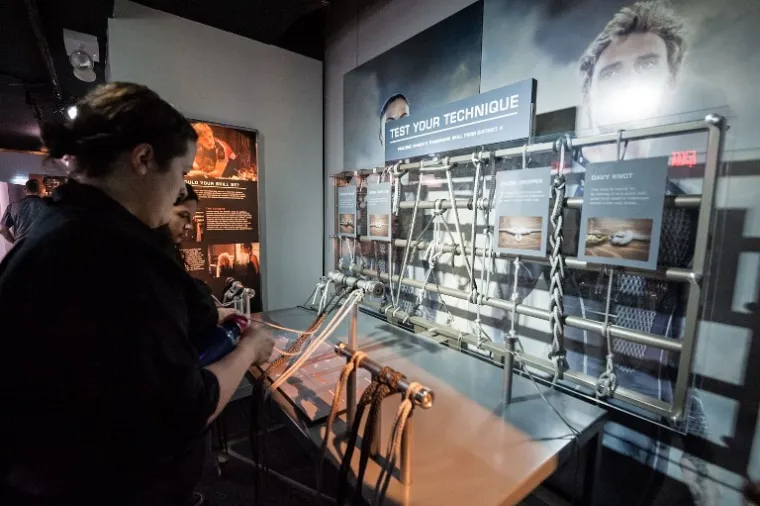 Na izložbi ima sedam galerija koje prate putovanja glavne junakinje od njezinih početaka u Okrugu12, pa do trenutka kada je postala Šojka rugalica - simbol nade i slobode u borbi protiv represivne vlasti.