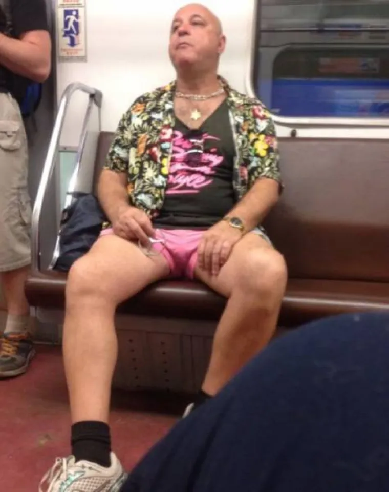 NEVJEROJATNI PRIZORI: Sva&scaron;ta, ali stvarno sva&scaron;ta ljudi navlače na sebe i takvi izlaze u javnost