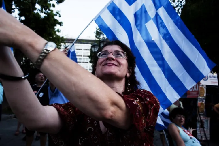 Opremljeni grčkim zastavama i transparentima s glasom 'NE', Grci su pohrlili na sredi&scaron;nji atenski trg nedaleko zgrade parlamenta.