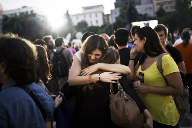 Na ulici se skandiraju parole protiv o&scaron;trih mjera &scaron;tednje koje zagovaraju međunarodni vjerovnici, Europska komisija, Europska sredi&scaron;nja banka i Međunarodni monetarni fond.