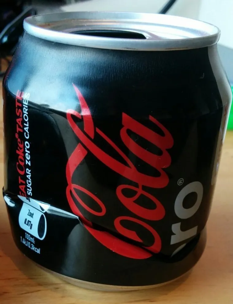 Savršeno zdrobljena limenka Cole