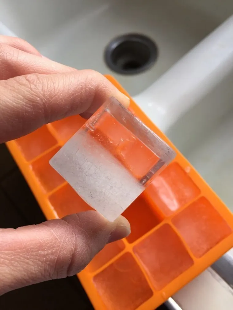 Savr&scaron;eno podijeljena kocka leda