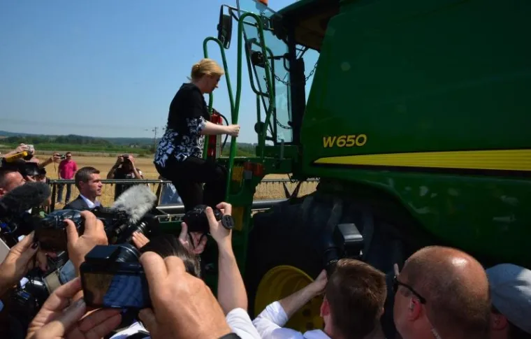 Predsjednica se bez pote&scaron;koća popela na kombajn