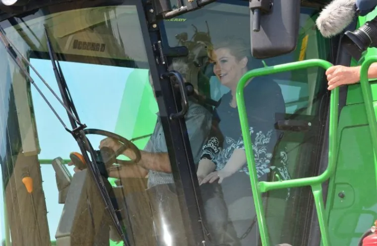 KOLINDA SE POPELA NA KOMBAJN: Predsjednica pokazala spretnost