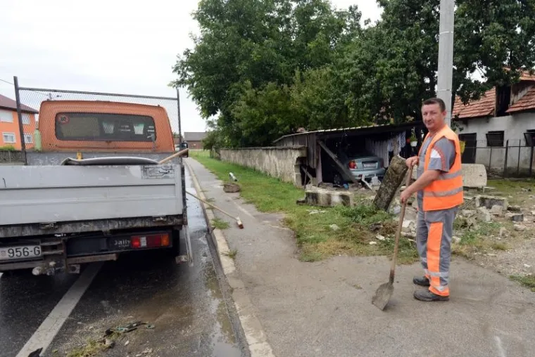 Krajan probio betonsku ogradu obiteljske kuće i razbio Porsche
