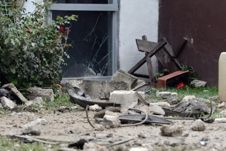 Krajan probio betonsku ogradu obiteljske kuće i razbio Porsche