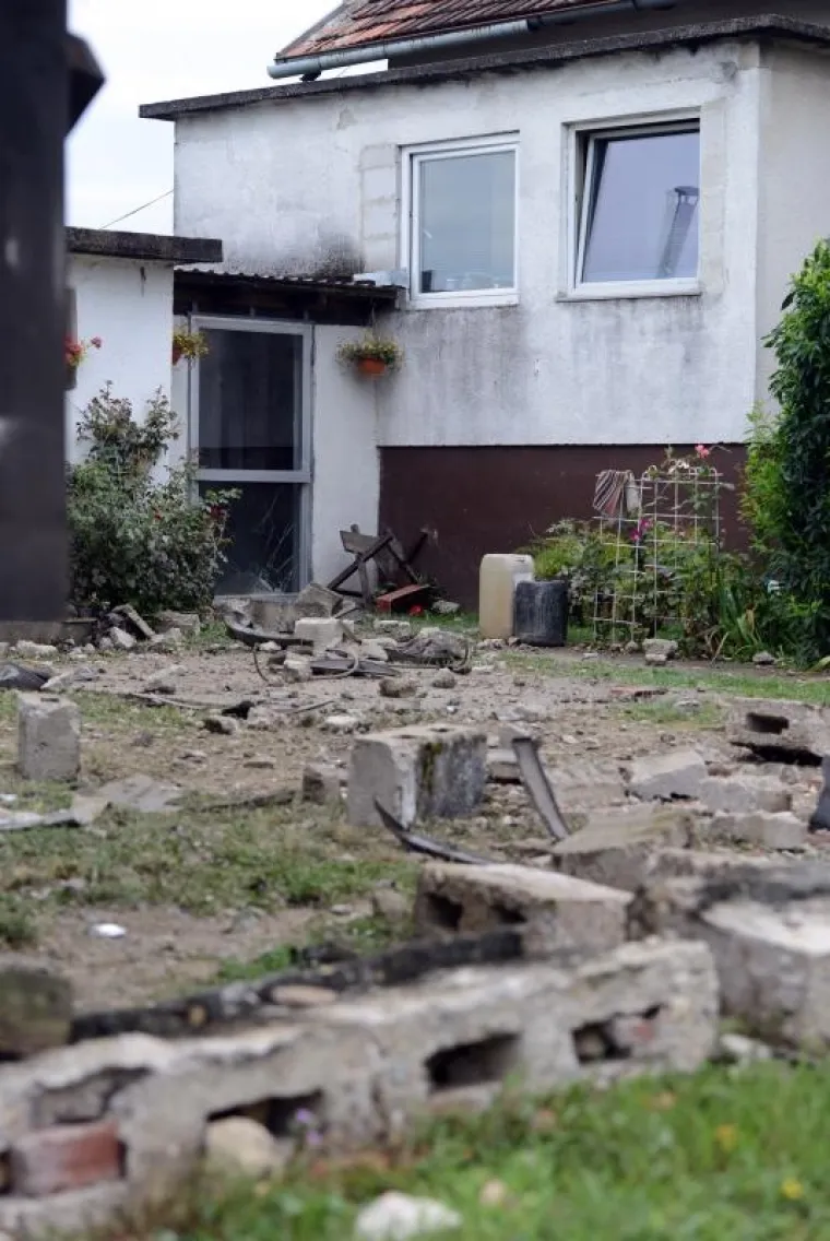 Krajan probio betonsku ogradu obiteljske kuće i razbio Porsche