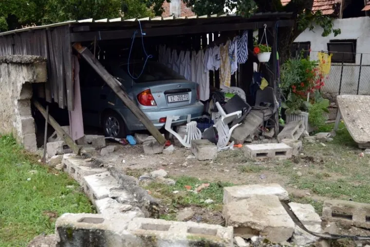 Krajan probio betonsku ogradu obiteljske kuće i razbio Porsche