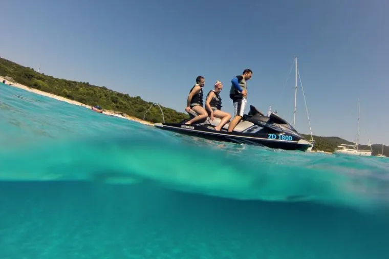 Sakarun, Dugi otok.  Ova prekrasna pješčana plaža s pogledom na otvoreno more nalazi se u zaljevu u blizini Velog rata na Dugom otoku. Do nje možete doći iz Zadra, a kada stignete na Dugi otok čekati će vas turistički vlakić koji će vas odvesti direktno do plaže.