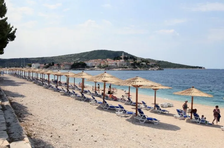 Mala i Velika Raduča, Primošten. 
Mala Raduča nalazi se u samom Primoštenu i idealna je za obitelji s djecom. Ipak, ova plaža nema dodatne sadržaje pa bi vam se možda više mogla svidjeti Velika Raduča koja je potpuno identična samo što je veća i od Male Raduče odvojena zelenilom.