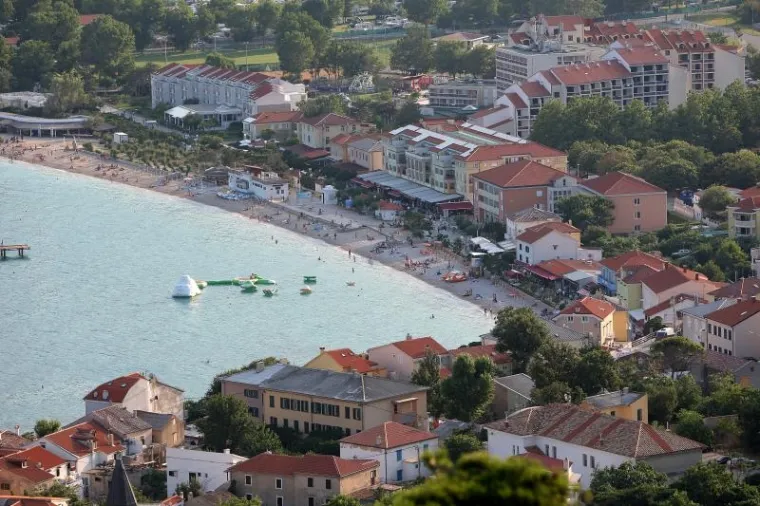Baška, Krk. 
Ova plaža idealna je za obitelji, nudi dosta dodatnog sadržaja i jako je popularna. Uvjerite se samo zašto.