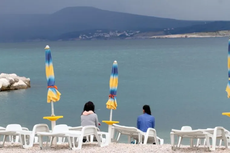 Plaže u Crikvenici. 
Ova 28 km duga rivijera prepuna je prekrasnih plaža. Plaža Crni molo zbog plitkog mora idealna je za malu djecu dok se plaža Balustrada može pohvaliti Plavom zastavom i mnoštvom dodatnog sadržaja. Za vlasnike kućnih ljubimaca ti je plaža Podvorska gdje se vaši dlakavi prijatelji mogu brčkati do mile volje.