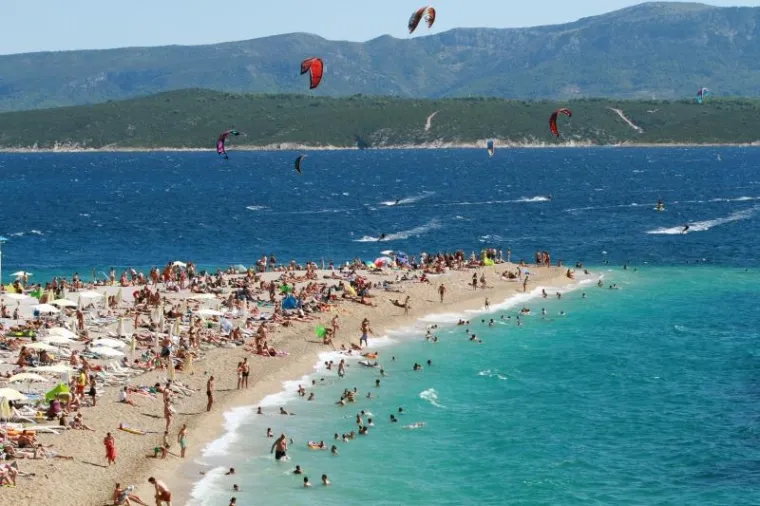 Zlatni rat, Bol na Braču.   Ova nevjerojatna pje&scaron;čana plaža pruža zaista jedinstven doživljaj jer joj se smjer mijenja ovisno o plimi i strujama.