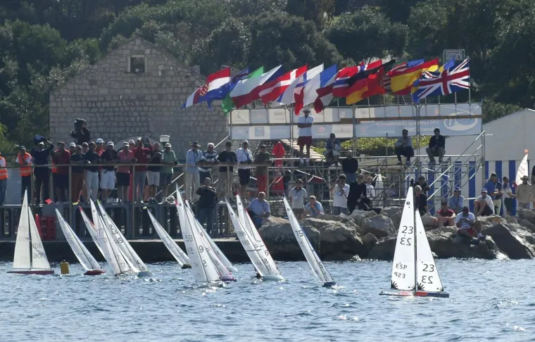 Copacabana, Dubrovnik. 
Na ovoj plaži možete uživati u brojnim sportskim aktivnostima, a prilagođena je i osobama s invaliditetom.