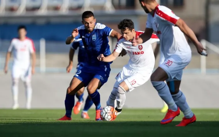 Zagreb i Osijek započeli su svoj ovogodišnji nastup u prvoj domaćoj ligi, a Osijek je u prvom kolu domaćeg prvenstva bio uspješniji s 1:0.