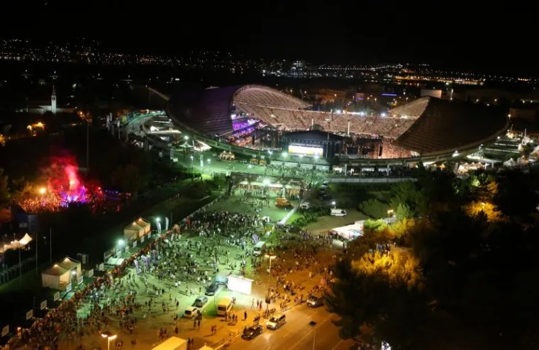 Prvog dana Ultra Europe festivala publiku su na četiri pozornice zabavljali velikani poput Knife Partya, Tiesta, Chemical Brothersa, The Chainsmokersa, Rockwella te mnogi drugi poznati svjetski DJ-i.