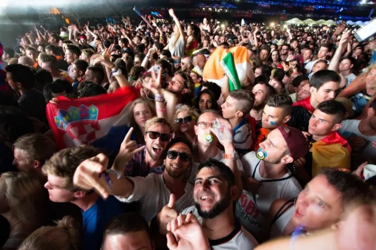 Prvog dana Ultra Europe festivala publiku su na četiri pozornice zabavljali velikani poput Knife Partya, Tiesta, Chemical Brothersa, The Chainsmokersa, Rockwella te mnogi drugi poznati svjetski DJ-i.