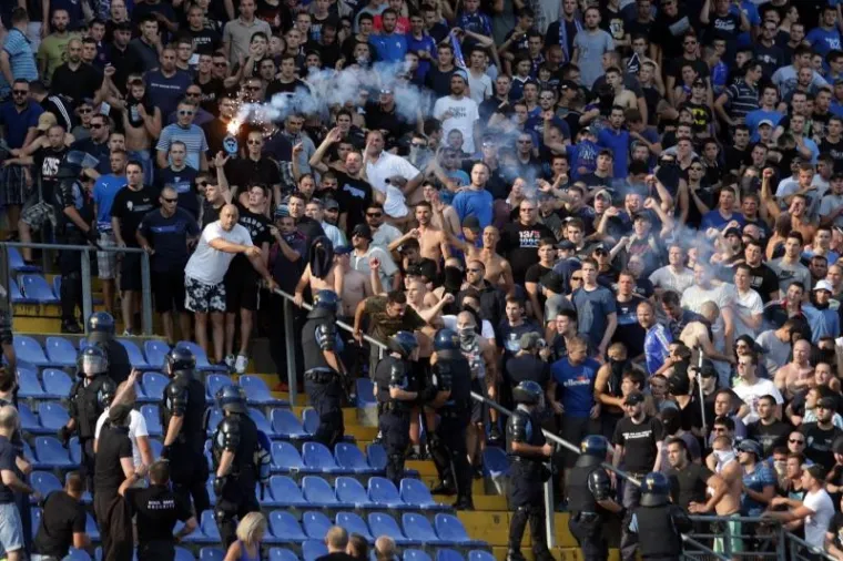 FOTO: Sukob navijača na tribini!